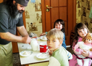 Поможем священнику собрать средства на зимнюю одежду и обувь для детей