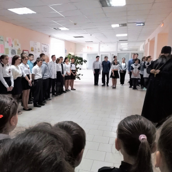 Священник посетил Школу